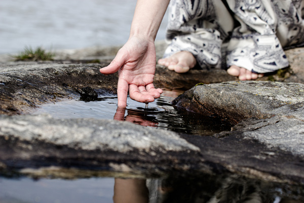 sormi koskettaa vetta