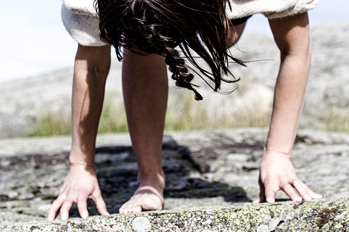 eteenpäin taivutus, kädet kalliolla toinen jalka ilmassa
